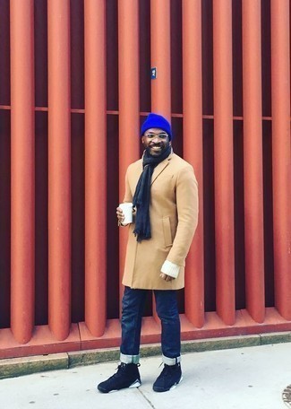 Как носить белый свитер с круглым вырезом с темно-синими джинсами мужчине