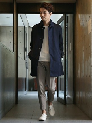 Как носить белый свитер с круглым вырезом с темно-синим дождевиком мужчине