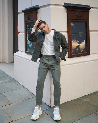 Как носить белый свитер с круглым вырезом с оливковыми брюками чинос