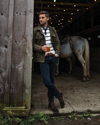 Как носить белый свитер с круглым вырезом с оливковой курткой-рубашкой мужчине