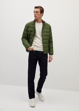 Какие куртки-пуховики носить с белым свитером с круглым вырезом мужчине