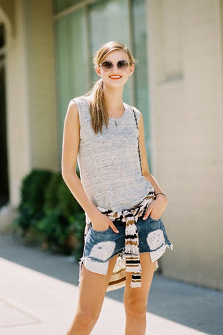 Какие шорты носить с белым свитером с круглым вырезом женщине