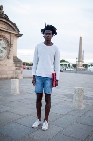 Какие шорты носить с белым свитером с круглым вырезом мужчине