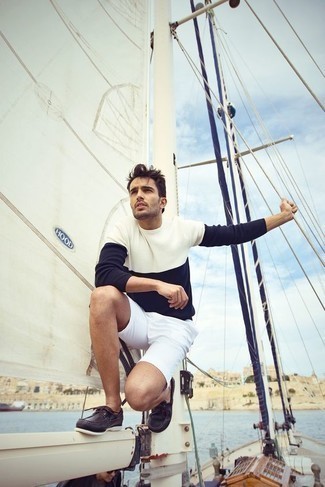 Какие шорты носить с белым свитером с круглым вырезом мужчине