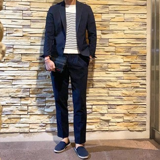 Какие костюмы носить с белым свитером с круглым вырезом