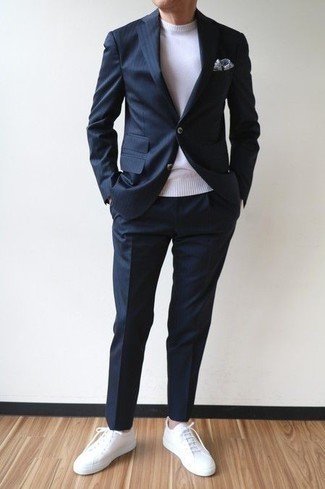 Какие костюмы носить с белым свитером с круглым вырезом