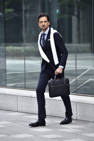 Какие костюмы носить с белым свитером с круглым вырезом