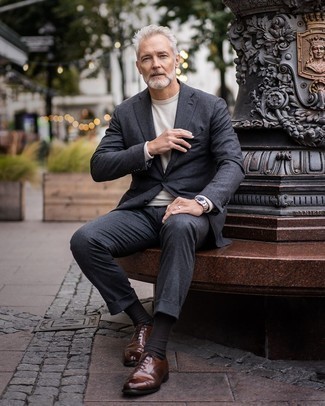 Какие костюмы носить с белым свитером с круглым вырезом