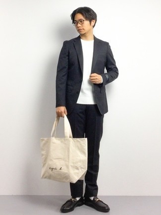 Какие костюмы носить с белым свитером с круглым вырезом