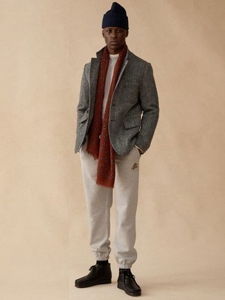 Какие спортивные штаны носить с белым свитером с круглым вырезом мужчине