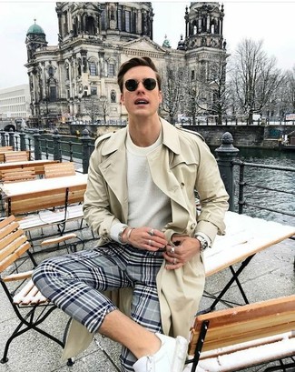 Какие плащи носить с белым свитером с круглым вырезом мужчине