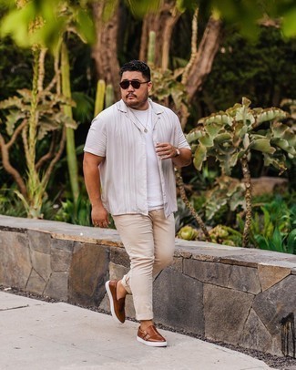 Какие монки носить с белой футболкой с круглым вырезом