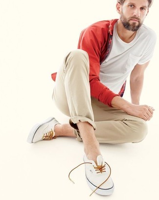 Какие плимсоллы носить с белой футболкой с круглым вырезом мужчине