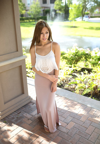 С чем носить белую футболку крючком женщине