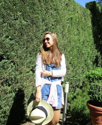 Какие комбинезоны носить с белым коротким свитером