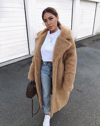 Какие кроссовки носить с белым укороченным топом