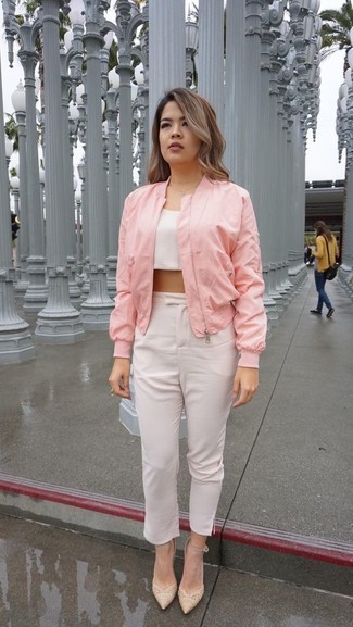 Как носить белый укороченный топ с бежевыми капри