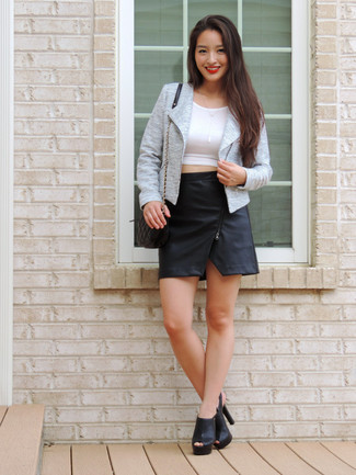 Какие босоножки на каблуке носить с белым укороченным топом