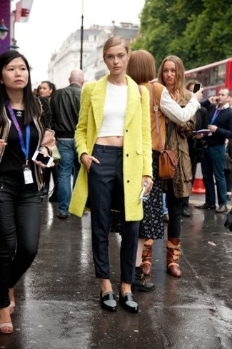 Какие лоферы носить с белым укороченным топом