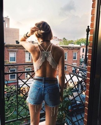 Как носить белый укороченный топ с темно-синими джинсовыми шортами