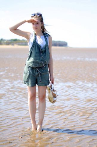 Какие комбинезоны носить с белым укороченным топом