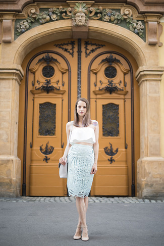 Какие юбки-карандаш носить с белым укороченным топом