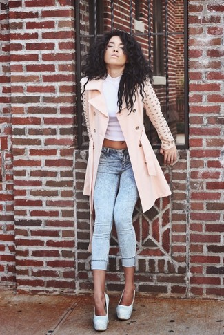 Как носить белый укороченный топ с розовым плащом