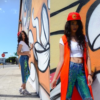 Какие кроссовки на танкетке носить с белым укороченным топом