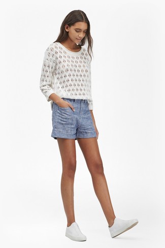 С чем носить белый свитер с круглым вырезом с вырезом женщине