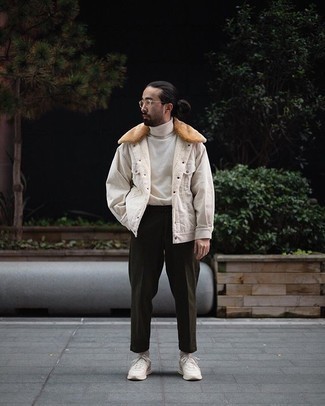 Какие кроссовки носить с белой джинсовой курткой мужчине