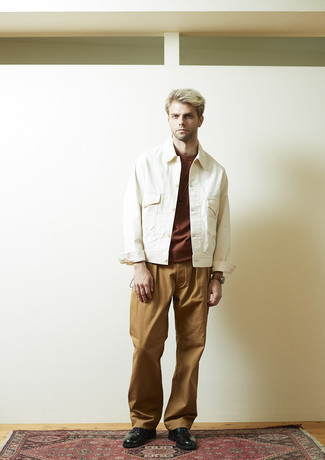 Как носить белую джинсовую куртку с коричневыми брюками чинос