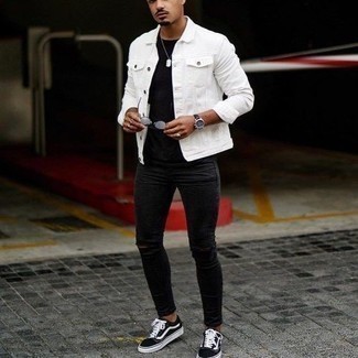 Какие джинсы носить с белой джинсовой курткой мужчине