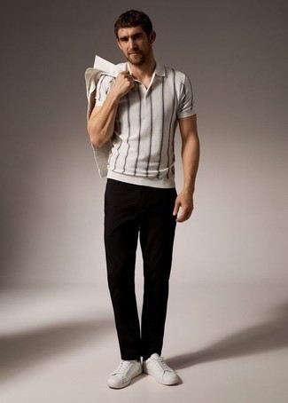 Как носить белую джинсовую куртку с белыми кожаными низкими кедами мужчине