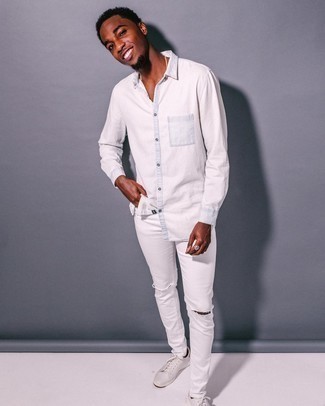 Как носить белую джинсовую рубашку с белыми джинсами мужчине