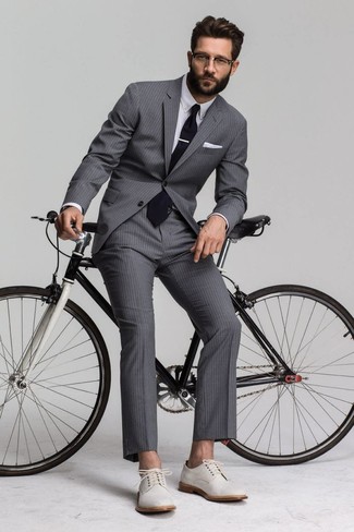 С чем носить белые туфли дерби