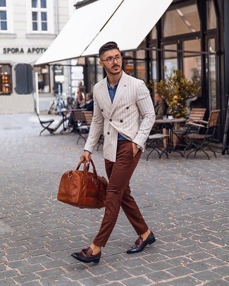 Какие лоферы с кисточками носить с белым двубортным пиджаком