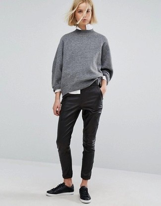 Какие свободные свитера носить с белой классической рубашкой