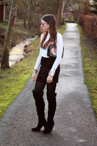 С чем носить белую блузку с длинным рукавом с украшением