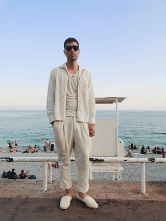 Какие брюки чинос носить с белыми эспадрильями