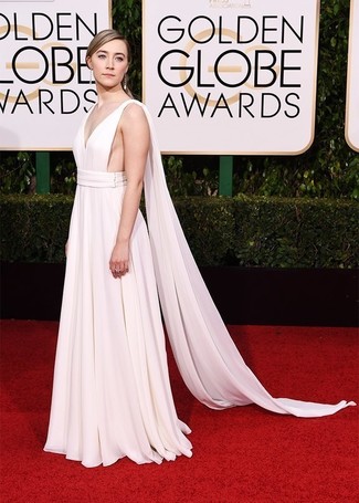 С чем носить белое вечернее платье