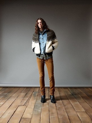 С чем носить белый свитер на молнии с жаккардовым узором мужчине