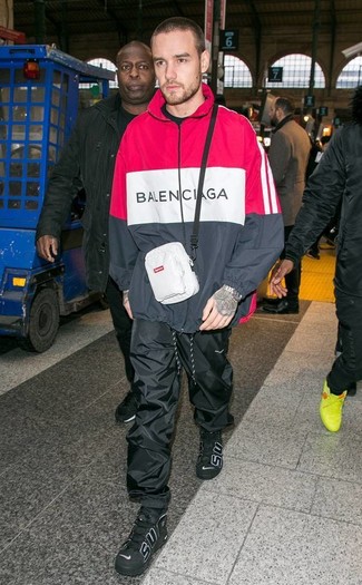 С чем носить белую поясную сумку мужчине