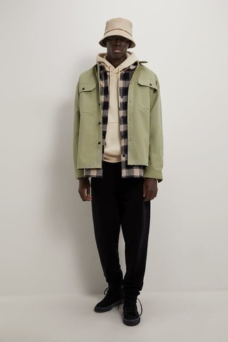 С чем носить белую фланелевую рубашку с длинным рукавом мужчине