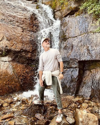 С чем носить белый флисовый свитер на молнии мужчине