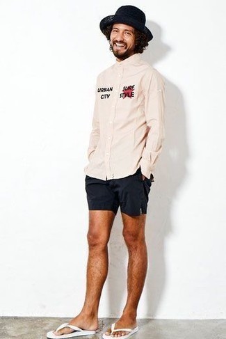 Как носить белые сланцы с темно-синими шортами мужчине