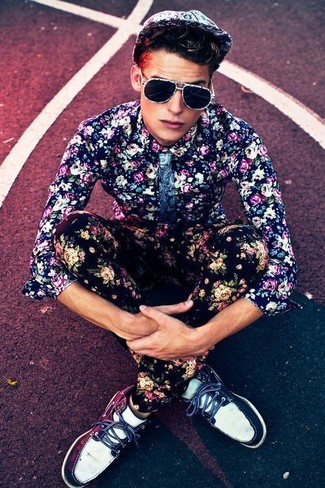 С чем носить белую бейсболку с цветочным принтом мужчине