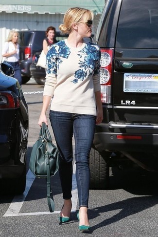 С чем носить белый свитер с круглым вырезом с цветочным принтом женщине