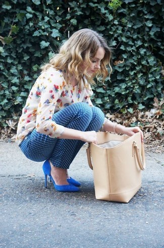 С чем носить белую блузку с длинным рукавом с цветочным принтом