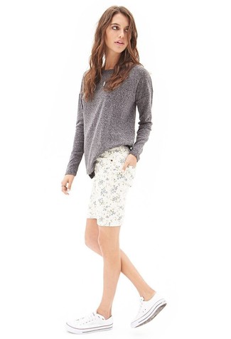 С чем носить белые шорты с цветочным принтом женщине