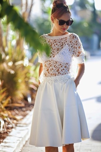 Какие укороченные топы носить с белой пышной юбкой